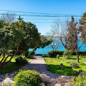 https://kolovare-garden-oasis-first-row-by-sea.hotelinzadar.com